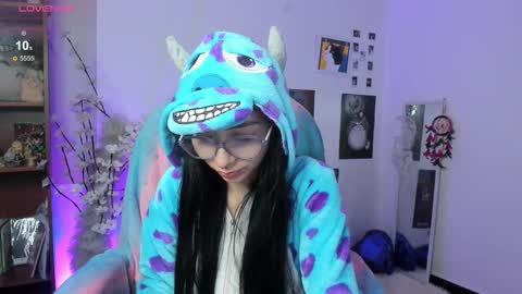 Snapshot of moonlady_ chatting on 12/16/25, 04:17 MOON online show from 12/16/25, 04:17