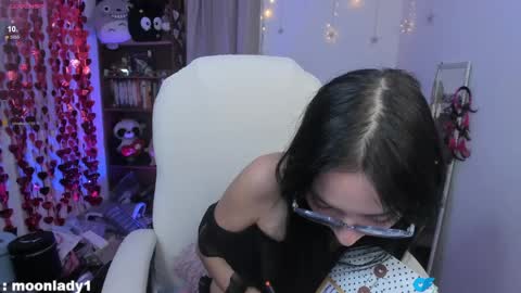 Snapshot of moonlady_ chatting on 05/05/26, 01:57 MOON online show from 05/05/26, 01:57