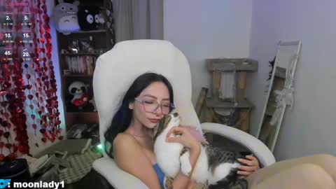 Snapshot of moonlady_ chatting on 05/22/26, 02:19 MOON online show from 05/22/26, 02:19