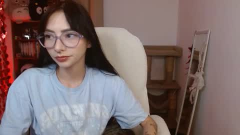 Snapshot of moonlady_ chatting on 05/26/26, 03:35 MOON online show from 05/26/26, 03:35