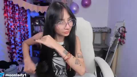Snapshot of moonlady_ chatting on 06/19/26, 03:44 MOON online show from 06/19/26, 03:44