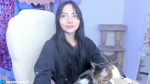 Snapshot of moonlady_ chatting on 07/18/26, 01:21 MOON online show from 07/18/26, 01:21