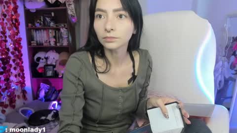 Snapshot of moonlady_ chatting on 07/22/26, 10:01 MOON online show from 07/22/26, 10:01