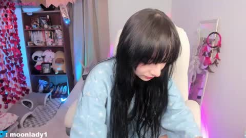 Snapshot of moonlady_ chatting on 07/27/26, 01:23 MOON online show from 07/27/26, 01:23