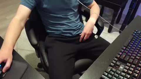 Snapshot of moonlighter7 chatting on 11/06/25, 01:50 moonlighter7 online show from 11/06/25, 01:50