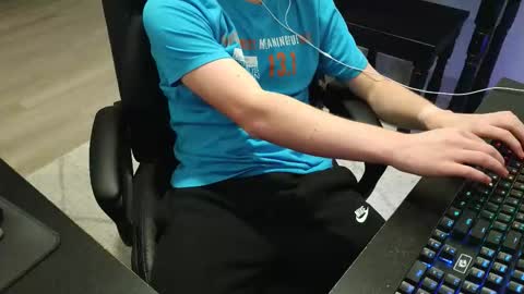 Snapshot of moonlighter7 chatting on 11/13/25, 01:37 moonlighter7 online show from 11/13/25, 01:37