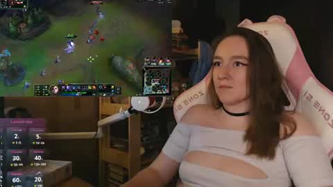 Snapshot of moonlish_siren chatting on 07/08/26, 06:34 Katrin online show from 07/08/26, 06:34