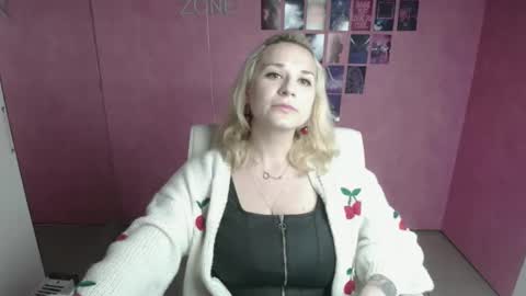 Snapshot of moonsusanna chatting on 05/09/26, 05:18 Susanna online show from 05/09/26, 05:18