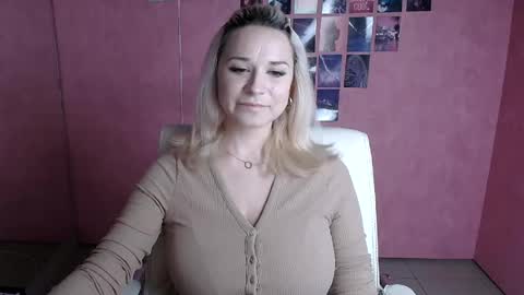 Snapshot of moonsusanna chatting on 06/16/26, 05:21 Susanna online show from 06/16/26, 05:21