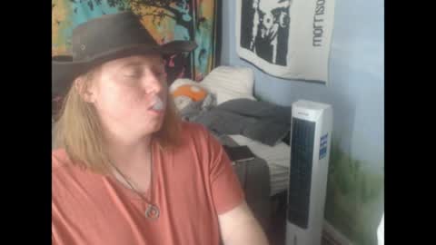 Snapshot of mr_strawberry chatting on 04/18/26, 02:10 mr_strawberry online show from 04/18/26, 02:10