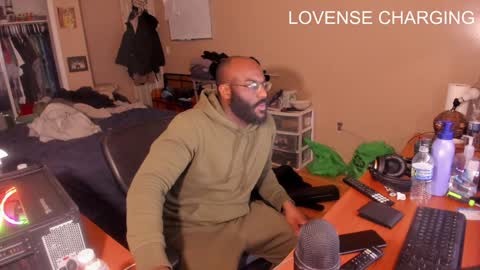 Snapshot of mrchuckdailyxxx chatting on 01/01/25, 05:43 Chuck Daily online show from 01/01/25, 05:43