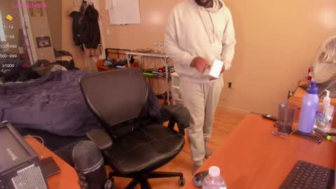 Snapshot of mrchuckdailyxxx chatting on 01/04/25, 04:00 Chuck Daily online show from 01/04/25, 04:00