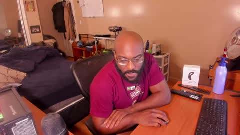 Snapshot of mrchuckdailyxxx chatting on 01/06/25, 06:03 Chuck Daily online show from 01/06/25, 06:03