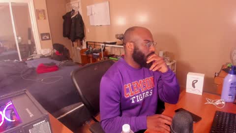 Snapshot of mrchuckdailyxxx chatting on 01/16/25, 06:14 Chuck Daily online show from 01/16/25, 06:14