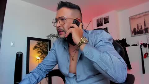 Snapshot of mrfrank_tattoo chatting on 12/18/24, 03:22 MrFrank. online show from 12/18/24, 03:22