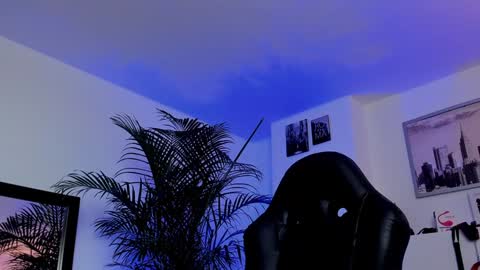 Snapshot of mrfrank_tattoo chatting on 12/27/24, 03:04 MrFrank. online show from 12/27/24, 03:04