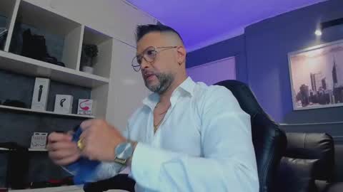 Snapshot of mrfrank_tattoo chatting on 09/19/25, 12:39 MrFrank. online show from 09/19/25, 12:39