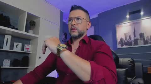 Snapshot of mrfrank_tattoo chatting on 09/28/25, 01:49 MrFrank. online show from 09/28/25, 01:49