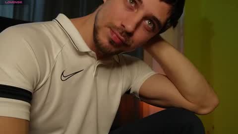 Snapshot of mrgreeneyes01 chatting on 01/25/25, 07:28 juan luis online show from 01/25/25, 07:28