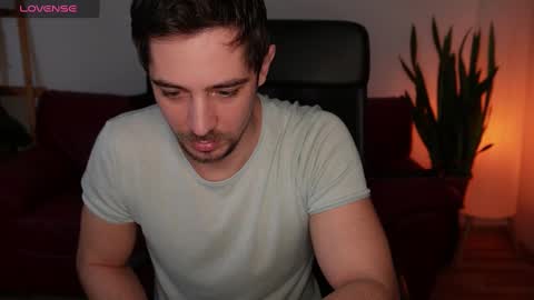 Snapshot of mrgreeneyes01 chatting on 02/05/25, 05:30 juan luis online show from 02/05/25, 05:30