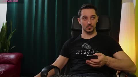 Snapshot of mrgreeneyes01 chatting on 02/15/25, 07:39 juan luis online show from 02/15/25, 07:39