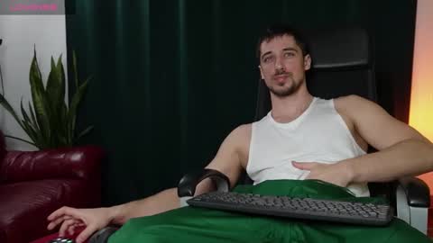 Snapshot of mrgreeneyes01 chatting on 02/17/25, 05:43 juan luis online show from 02/17/25, 05:43