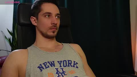 Snapshot of mrgreeneyes01 chatting on 02/19/25, 07:27 juan luis online show from 02/19/25, 07:27