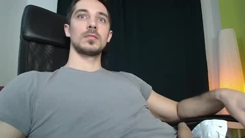 Snapshot of mrgreeneyes01 chatting on 02/23/25, 12:51 juan luis online show from 02/23/25, 12:51