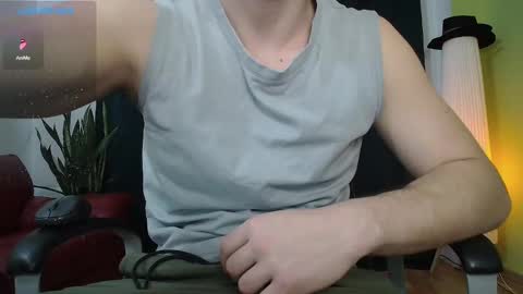 Snapshot of mrgreeneyes01 chatting on 02/25/25, 05:52 juan luis online show from 02/25/25, 05:52