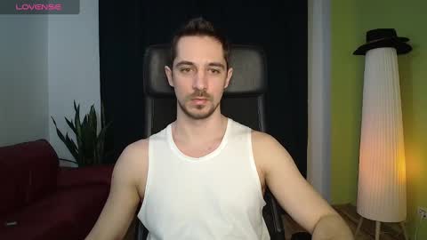 Snapshot of mrgreeneyes01 chatting on 02/25/25, 06:53 juan luis online show from 02/25/25, 06:53