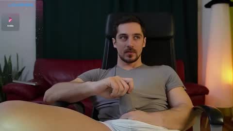 Snapshot of mrgreeneyes01 chatting on 03/01/25, 07:15 juan luis online show from 03/01/25, 07:15