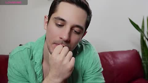 Snapshot of mrgreeneyes01 chatting on 03/09/25, 03:49 juan luis online show from 03/09/25, 03:49