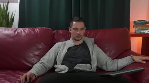 Snapshot of mrgreeneyes01 chatting on 09/29/25, 05:18 juan luis online show from 09/29/25, 05:18