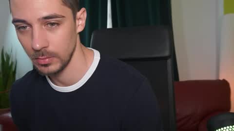 Snapshot of mrgreeneyes01 chatting on 10/27/25, 07:45 juan luis online show from 10/27/25, 07:45