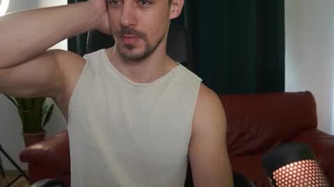 Snapshot of mrgreeneyes01 chatting on 10/29/25, 08:16 juan luis online show from 10/29/25, 08:16