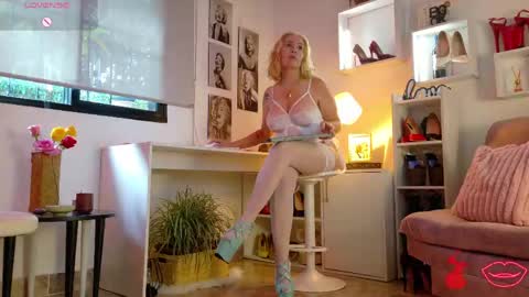 Snapshot of mrs_edha_ chatting on 05/15/26, 01:18 Edha online show from 05/15/26, 01:18