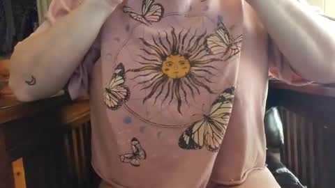 Snapshot of mrsluna19 chatting on 12/16/25, 04:34 MrsLuna19 online show from 12/16/25, 04:34