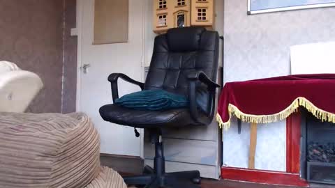 Snapshot of mrstraightdik chatting on 11/04/25, 12:37 Mr. Dan online show from 11/04/25, 12:37