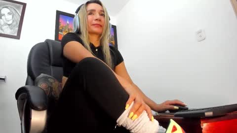 ms_lunarose online show from 11/20/25, 12:55