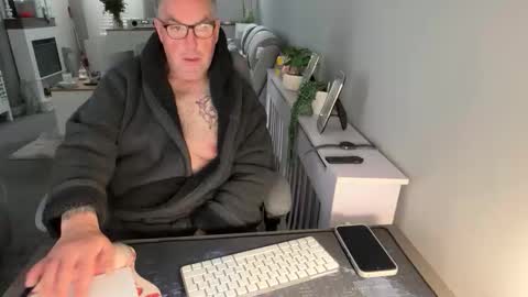 Snapshot of mtb1697 chatting on 10/31/25, 09:21 mtb1697 online show from 10/31/25, 09:21