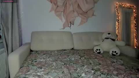 Snapshot of murr__murr chatting on 12/19/25, 02:35 Enn online show from 12/19/25, 02:35