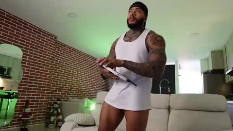 Snapshot of muscle_man19 chatting on 12/21/25, 01:40 Nick online show from 12/21/25, 01:40