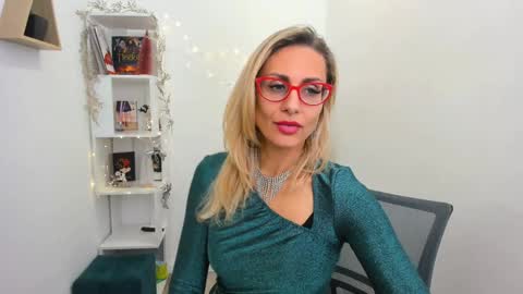 Snapshot of museofstage chatting on 12/20/24, 02:38 Diana online show from 12/20/24, 02:38