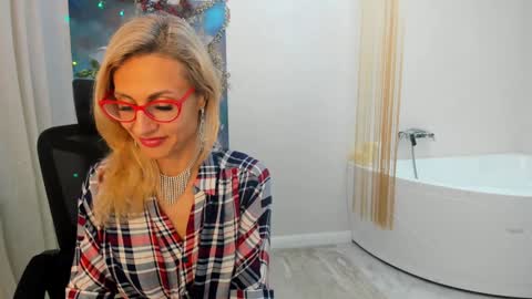 Snapshot of museofstage chatting on 01/10/25, 05:34 Diana online show from 01/10/25, 05:34