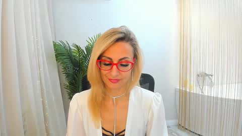 Snapshot of museofstage chatting on 01/27/25, 03:28 Diana online show from 01/27/25, 03:28