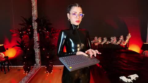 Snapshot of my_maite chatting on 12/14/24, 11:18 Maite online show from 12/14/24, 11:18