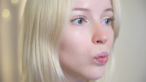 Snapshot of my_stella chatting on 12/03/24, 04:39 STELLA Im here today online show from 12/03/24, 04:39
