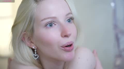 Snapshot of my_stella chatting on 12/20/24, 10:00 STELLA Im here today online show from 12/20/24, 10:00