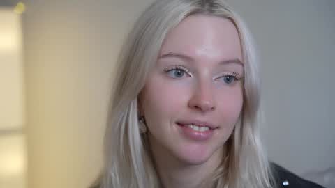 Snapshot of my_stella chatting on 01/21/25, 05:09 STELLA Im here today online show from 01/21/25, 05:09