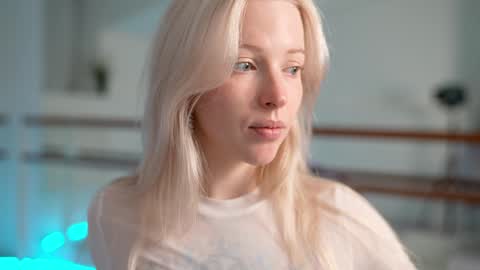 Snapshot of my_stella chatting on 02/06/25, 04:36 STELLA Im here today online show from 02/06/25, 04:36